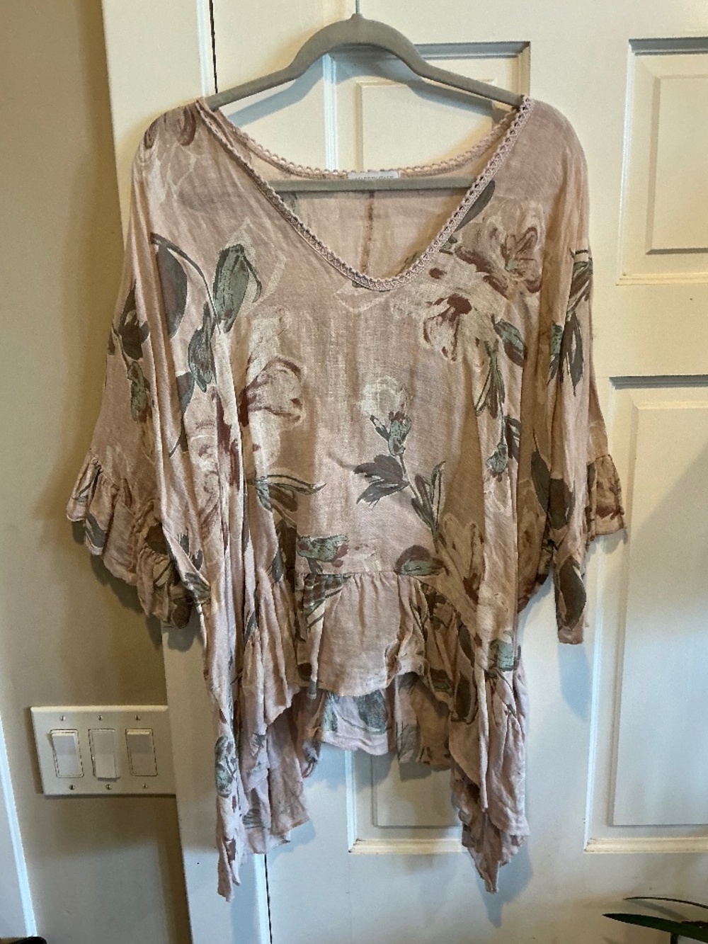 Gorgeous Italian linen floral cropped top!